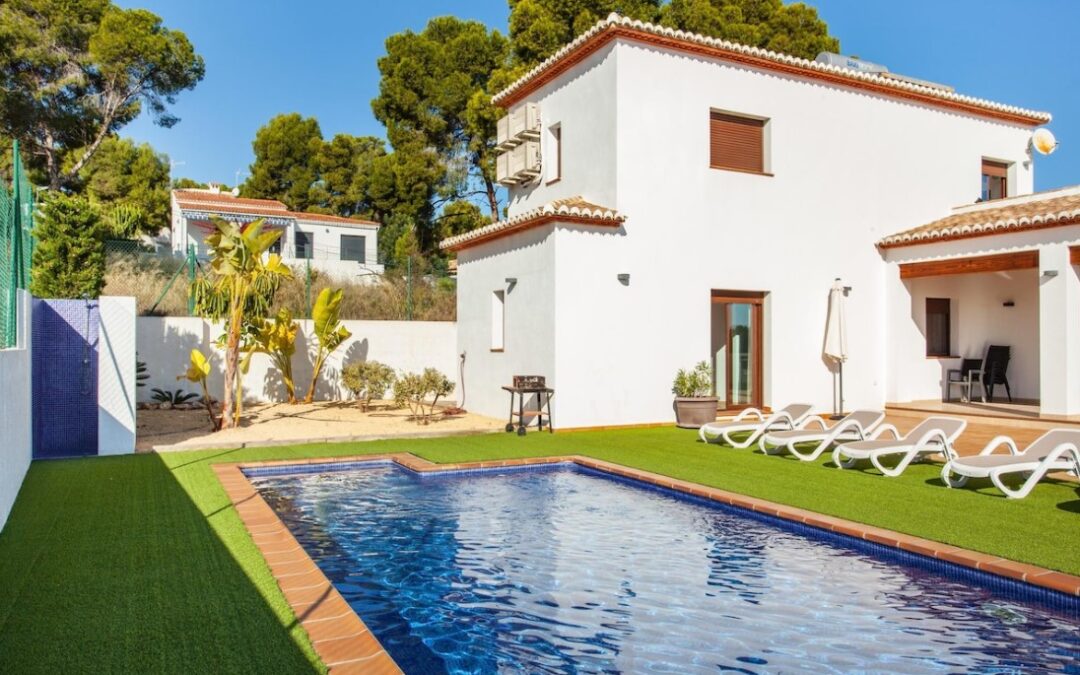 PINETS – Belle villa avec piscine et vue sur la mer à seulement 700 mètres de Cala Pinets à Benissa